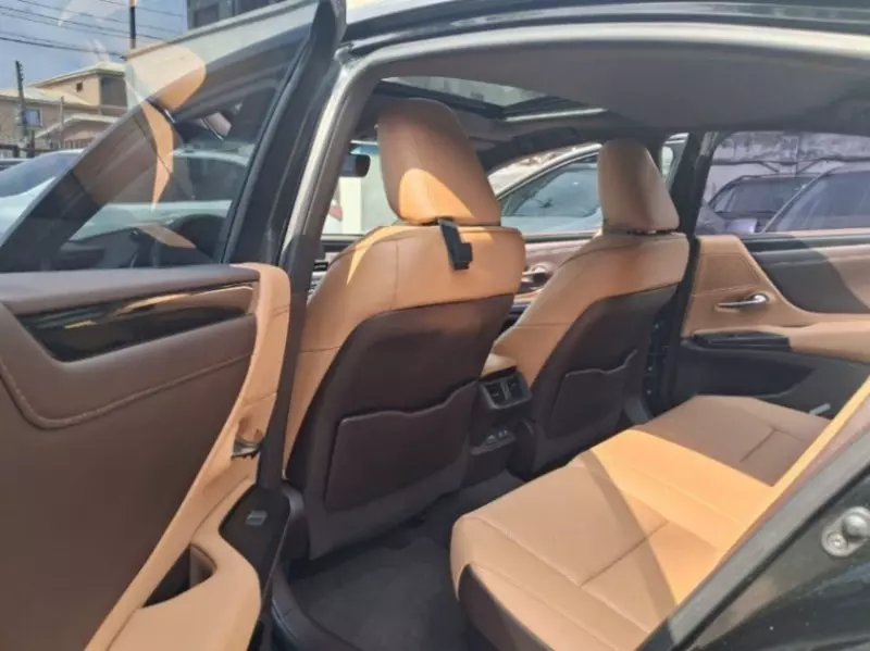 Lexus ES 300   - 2021