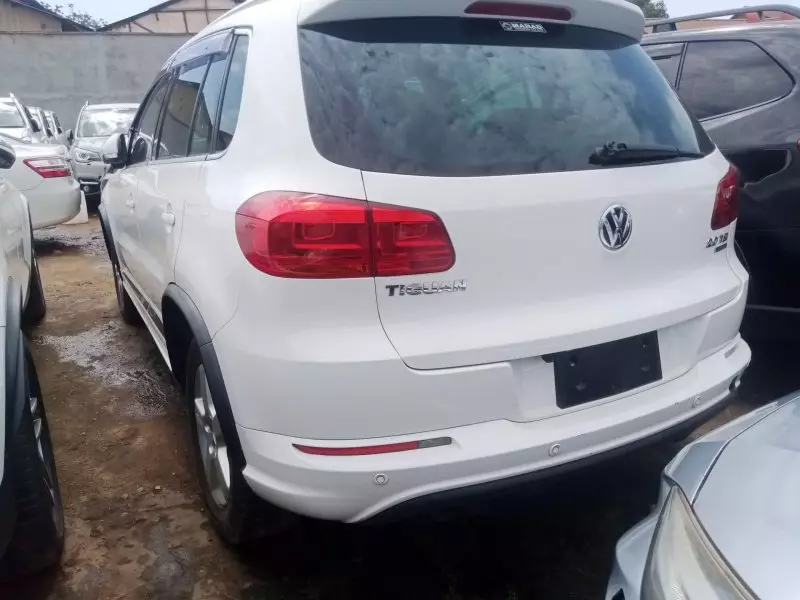 Volkswagen Tiguan   - 2012