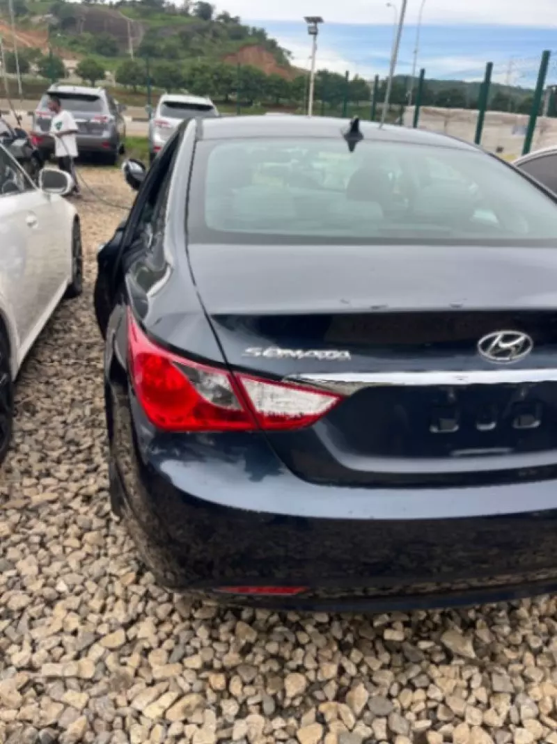 Hyundai Sonata   - 2011