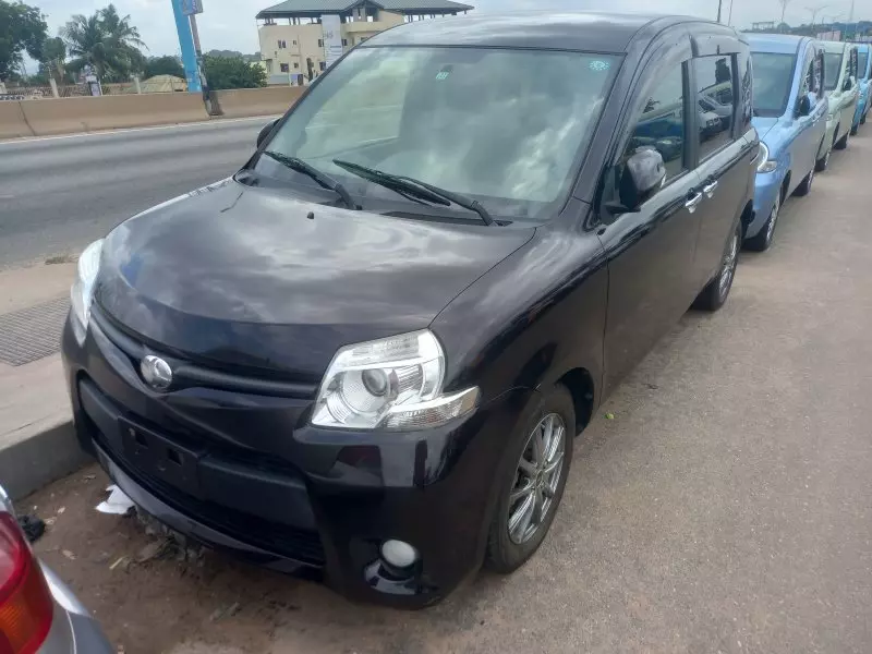 Toyota Sienta - 2012