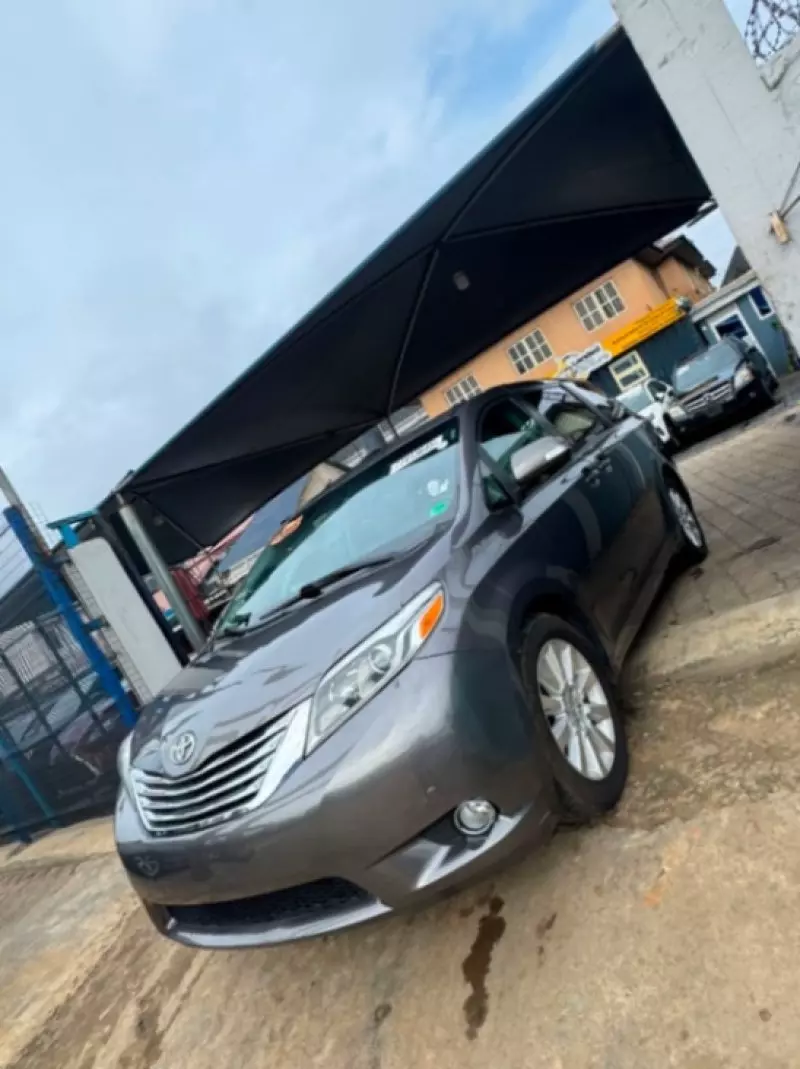 TOYOTA Sienna - 2016
