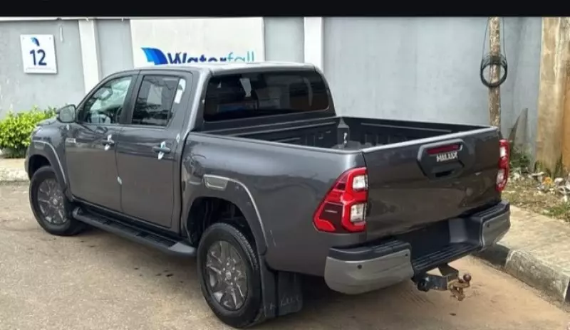 Toyota Hilux   - 2022