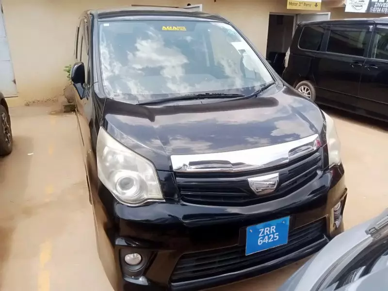TOYOTA Noah   - 2012