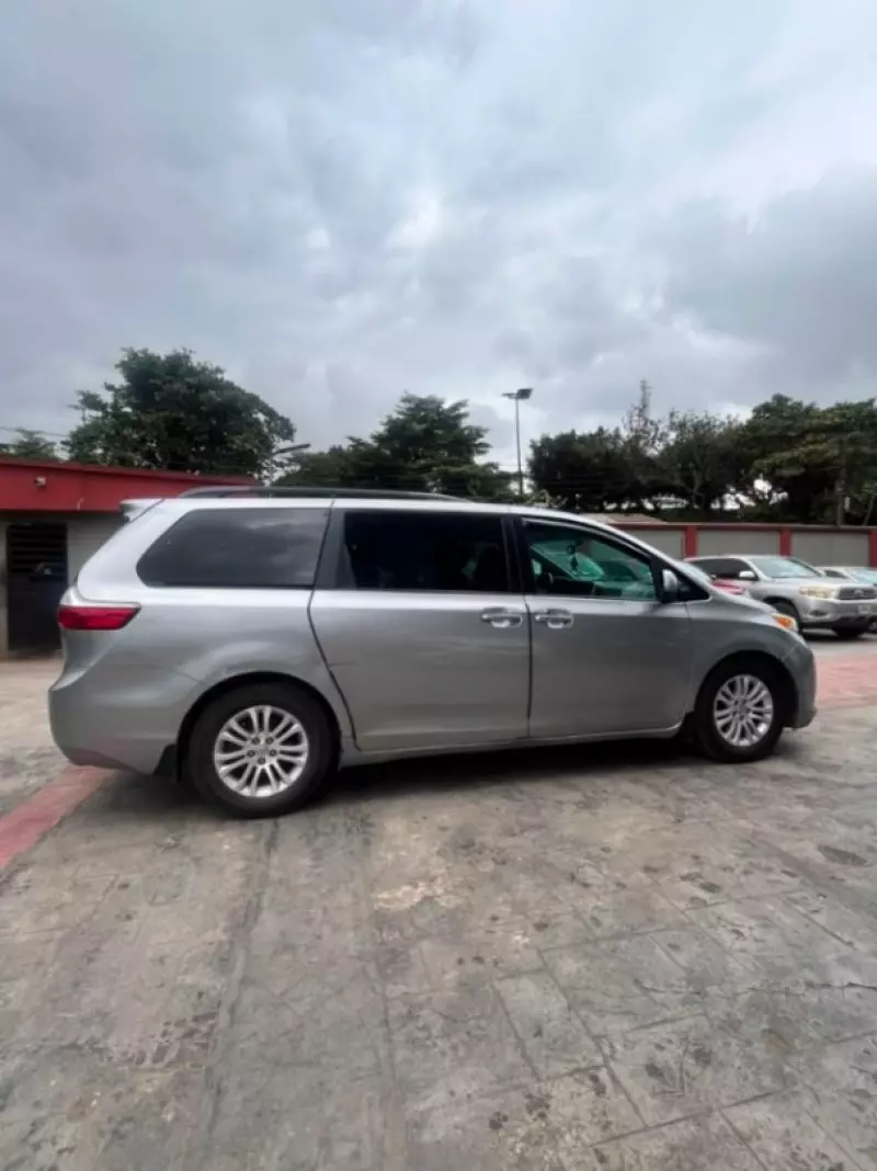 TOYOTA Sienna   - 2015