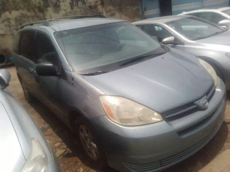 TOYOTA Sienna - 2004