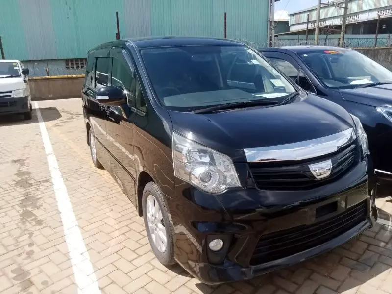 Toyota Noah   - 2013