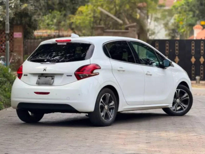 Peugeot 208   - 2017