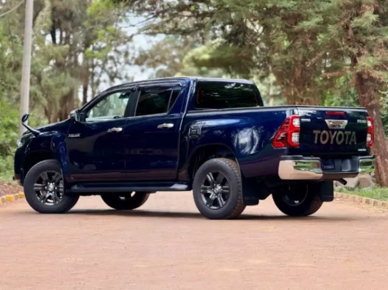 Toyota Hilux   - 2021