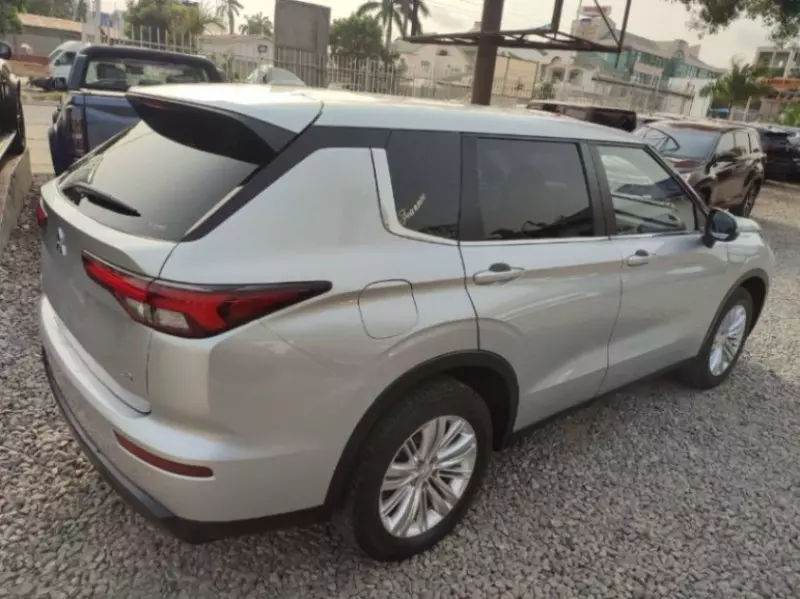 Mitsubishi Outlander   - 2022