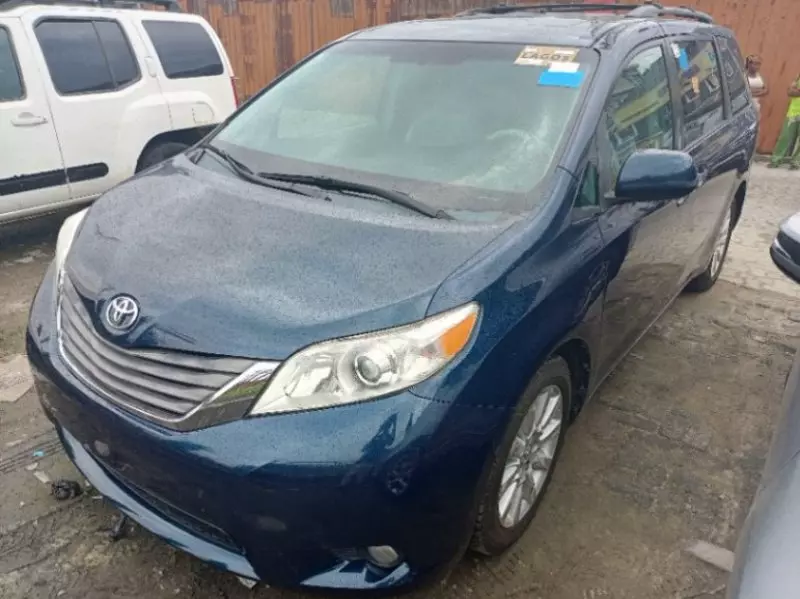 Toyota Sienna   - 2010