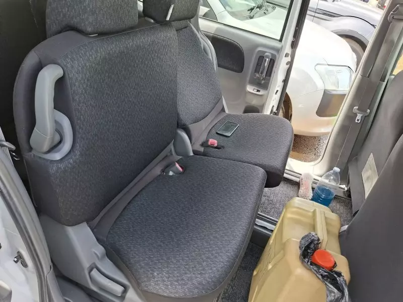 Toyota Sienta   - 2012