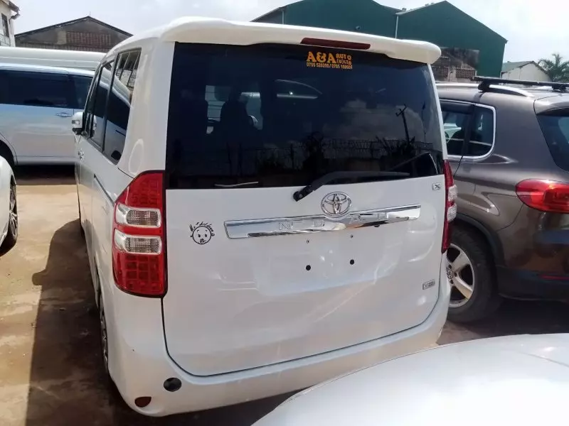 Toyota Noah   - 2012