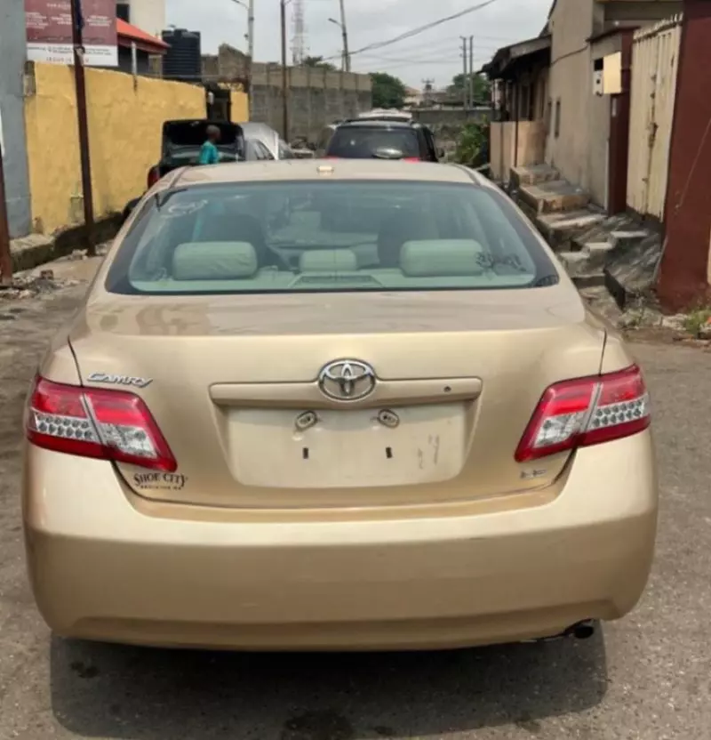 Toyota Camry   - 2011