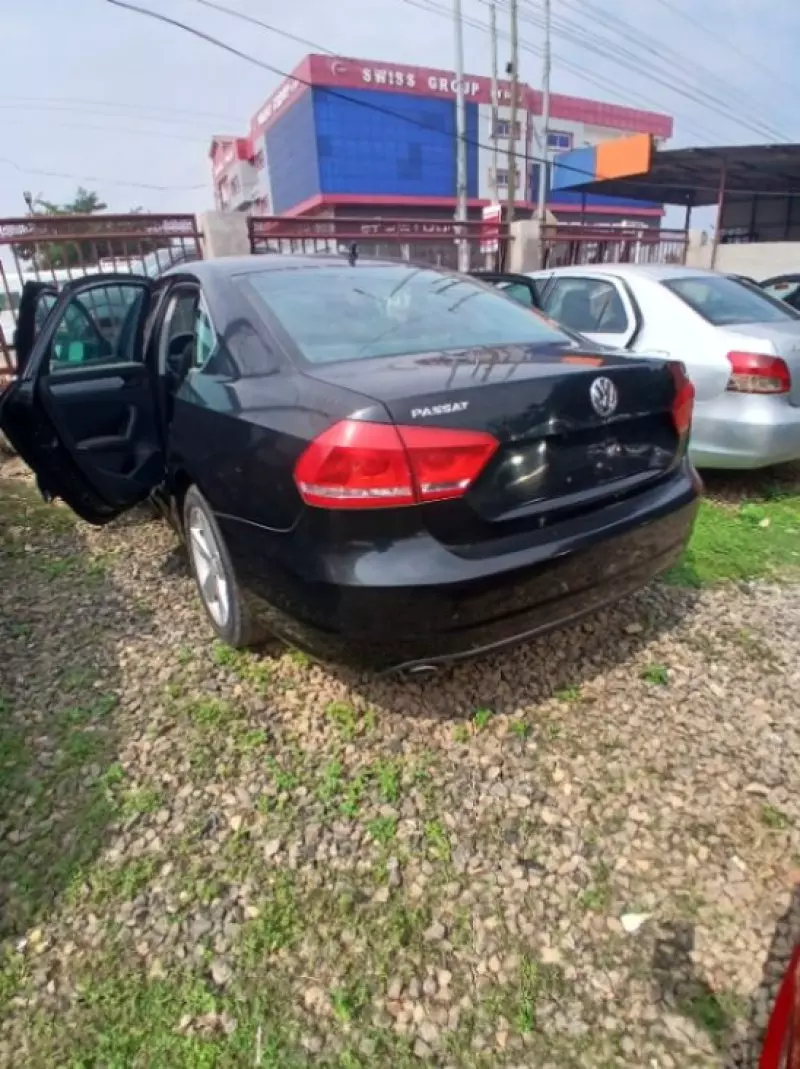 Volkswagen Passat   - 2011