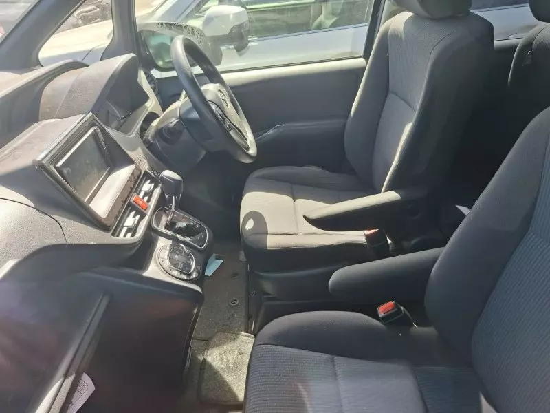 Toyota Noah Hybrid   - 2016