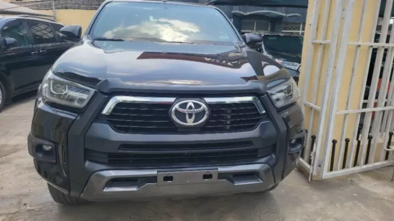 Toyota Hilux   - 2021