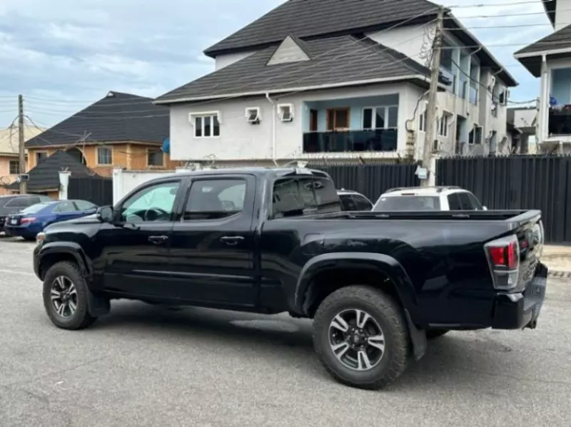 Toyota Tacoma   - 2017