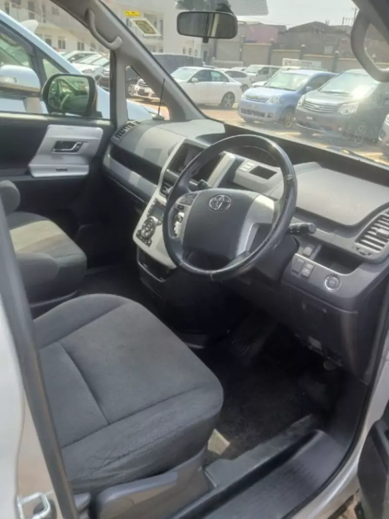 TOYOTA Noah   - 2012