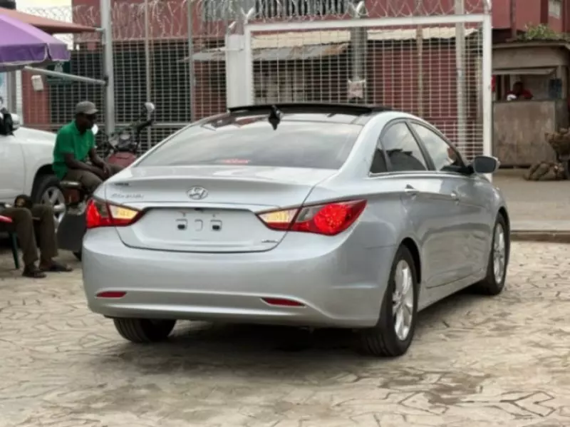 Hyundai Sonata   - 2012