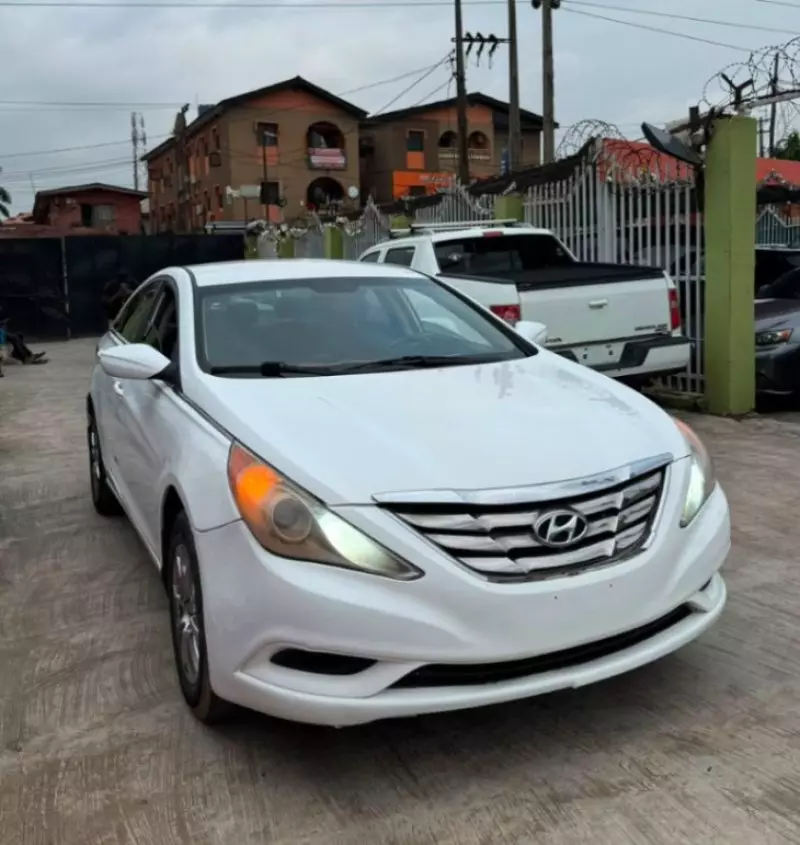 Hyundai Sonata   - 2011