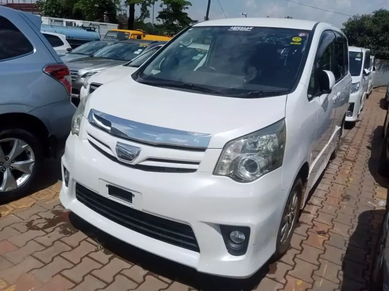 Toyota Noah   - 2012