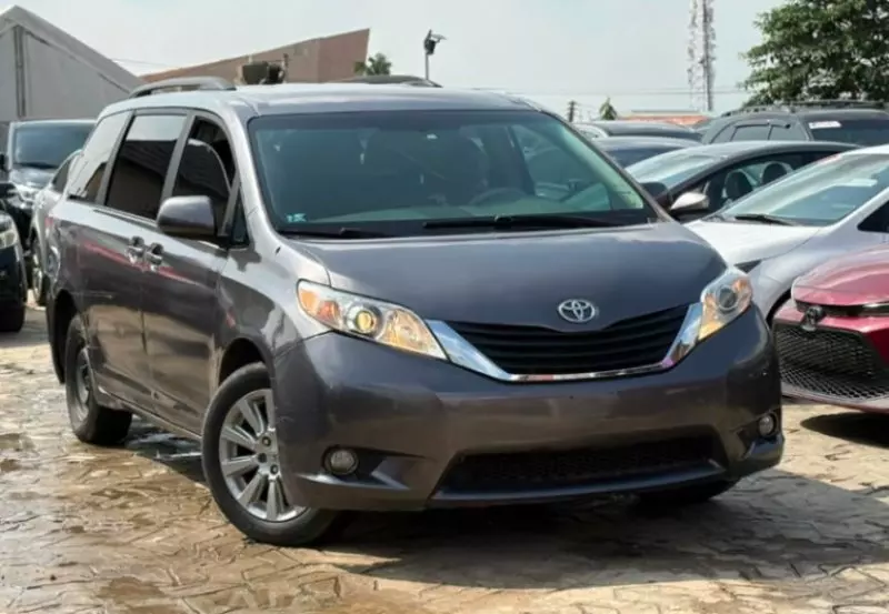 TOYOTA Sienna   - 2011