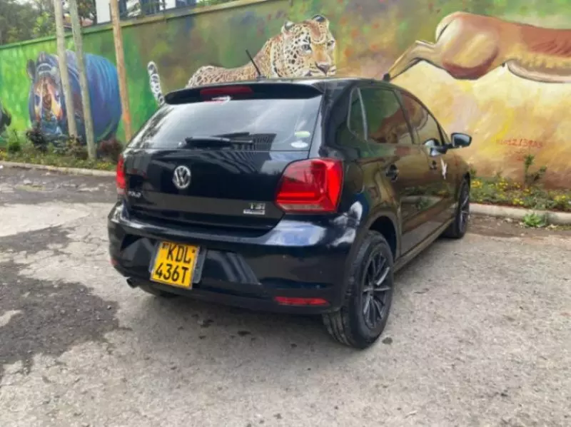 Volkswagen Polo   - 2015