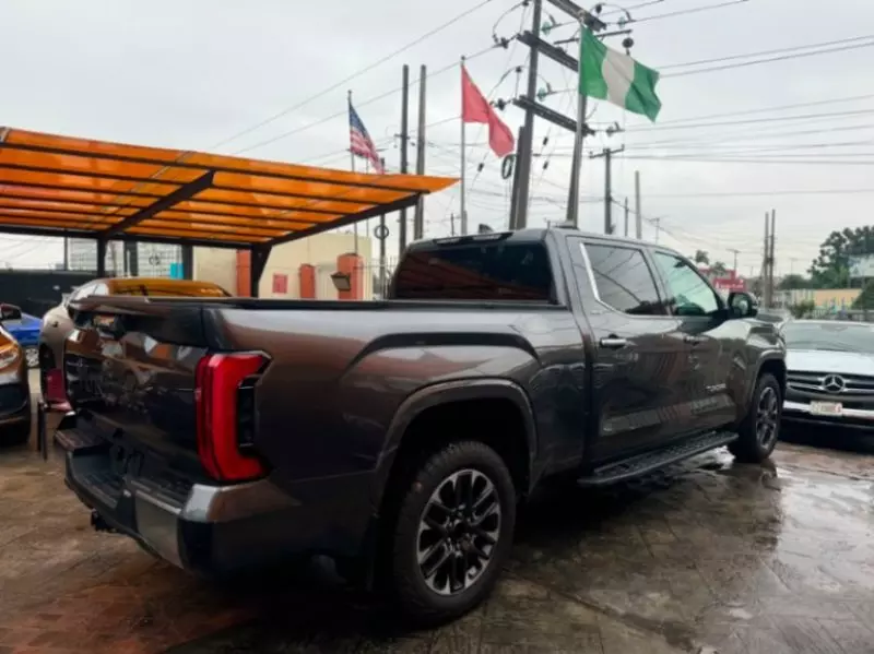 TOYOTA Tundra   - 2023