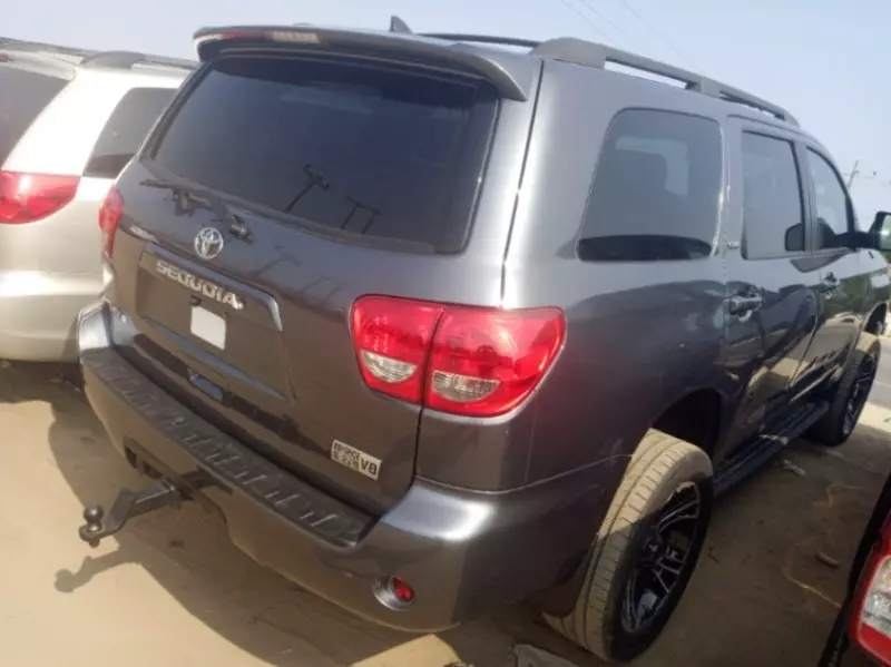 Toyota Sequoia   - 2010