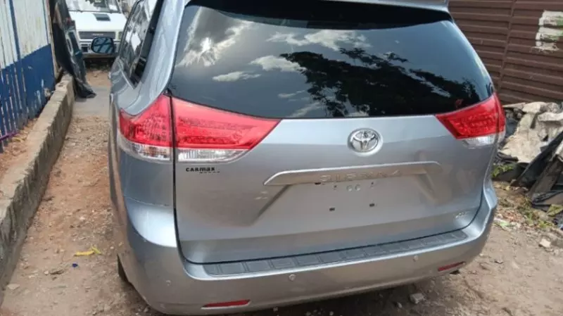 Toyota Sienna   - 2011