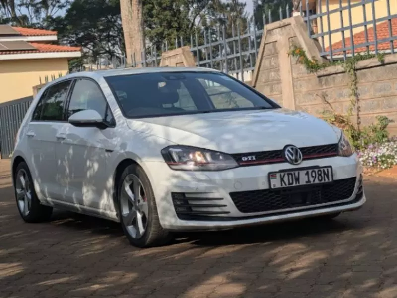 Volkswagen Golf   - 2016