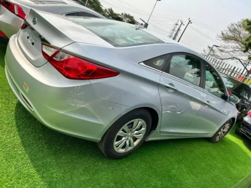 Hyundai Sonata   - 2012