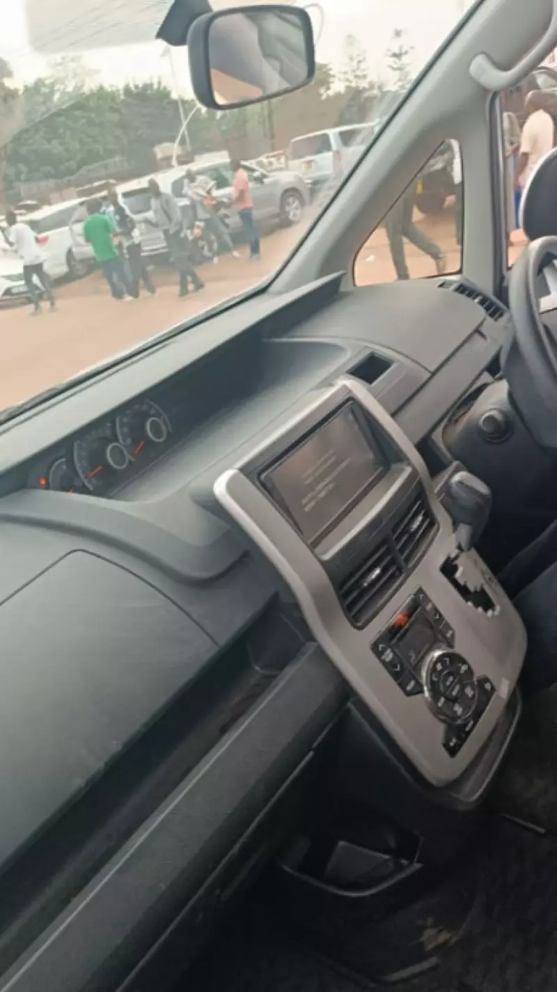 Toyota Noah - 2011