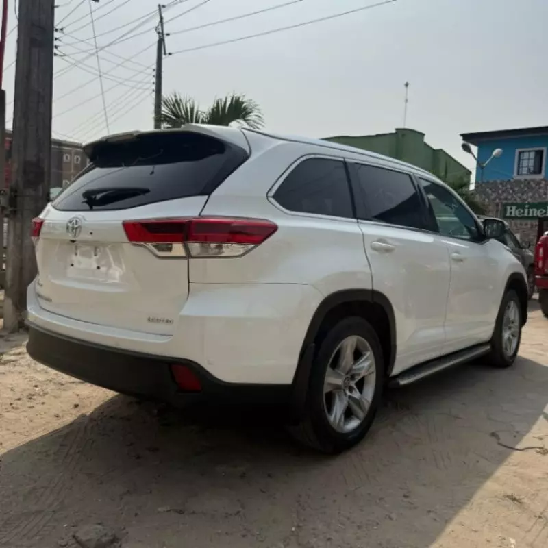 Toyota Highlander   - 2016