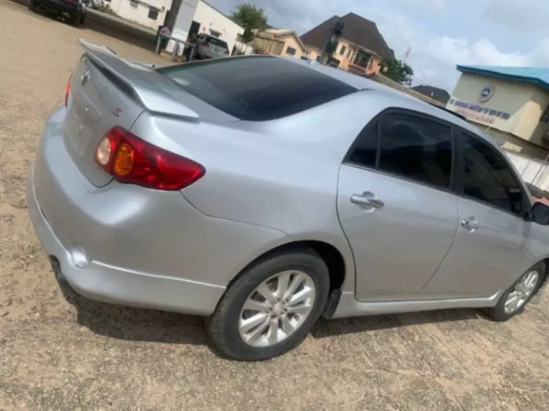 Toyota Corolla   - 2009