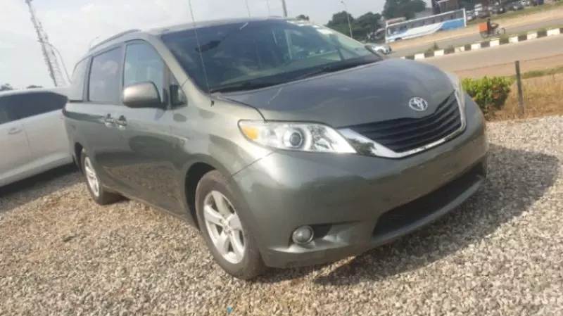 TOYOTA Sienna   - 2011