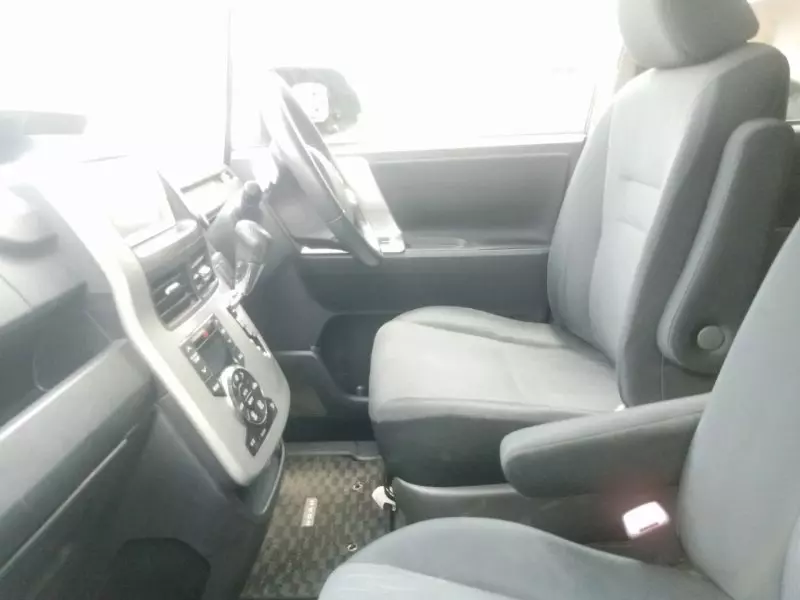 TOYOTA Noah   - 2012