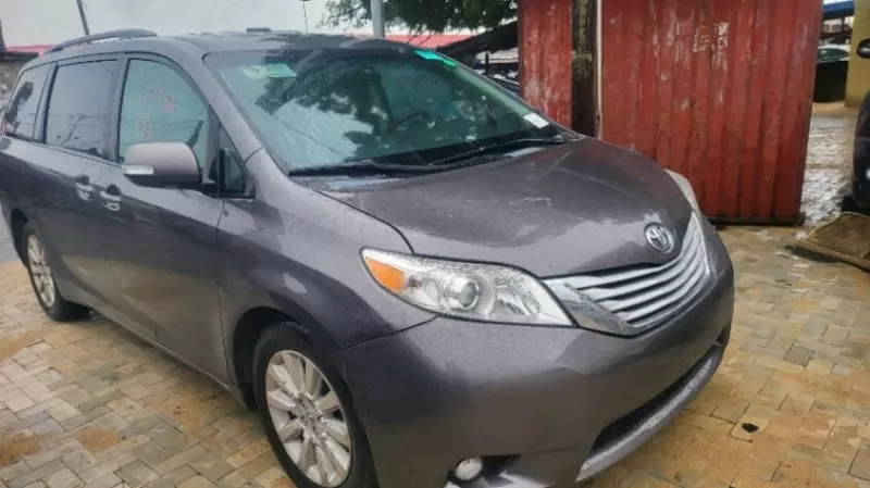 TOYOTA Sienna   - 2013