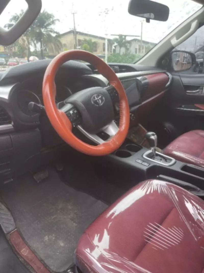 Toyota Hilux   - 2019