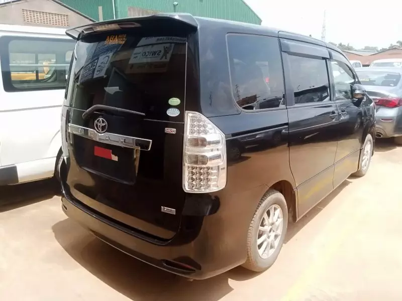 Toyota Noah   - 2012
