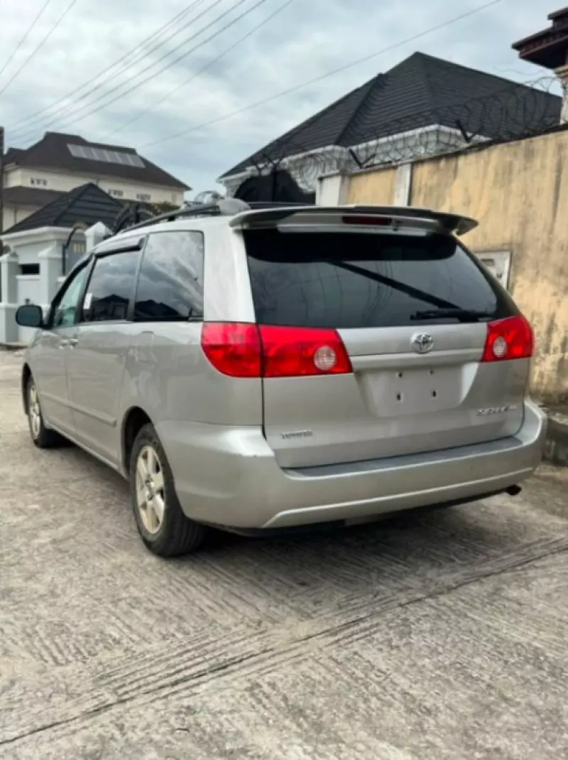 TOYOTA Sienna   - 2009
