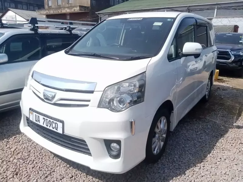 Toyota Noah   - 2011