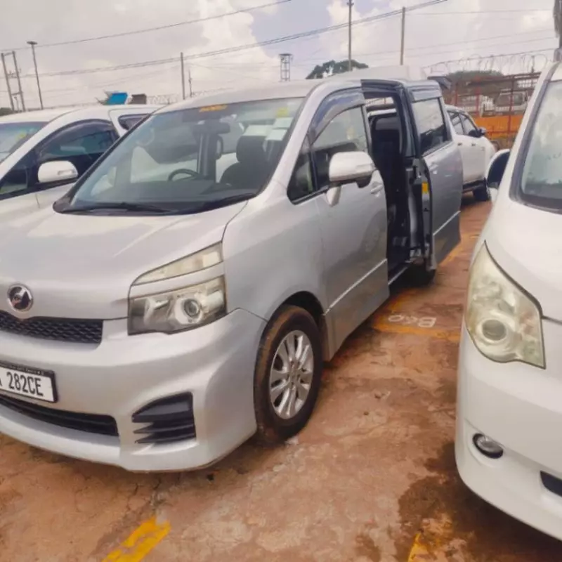 Toyota Voxy    - 2013