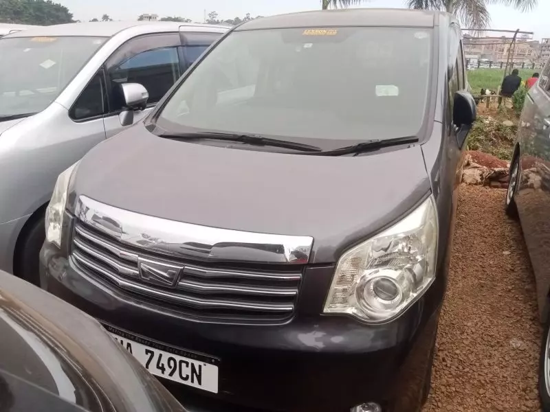 Toyota Noah   - 2010