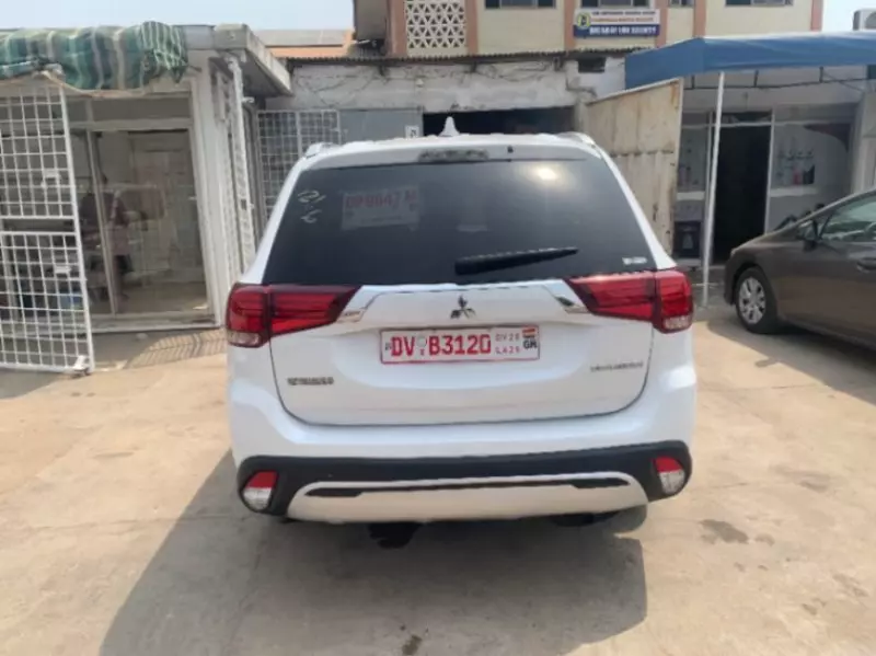 Mitsubishi Outlander   - 2019