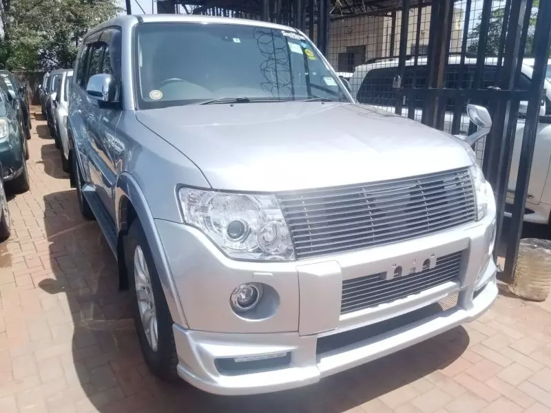 Mitsubishi Pajero   - 2012