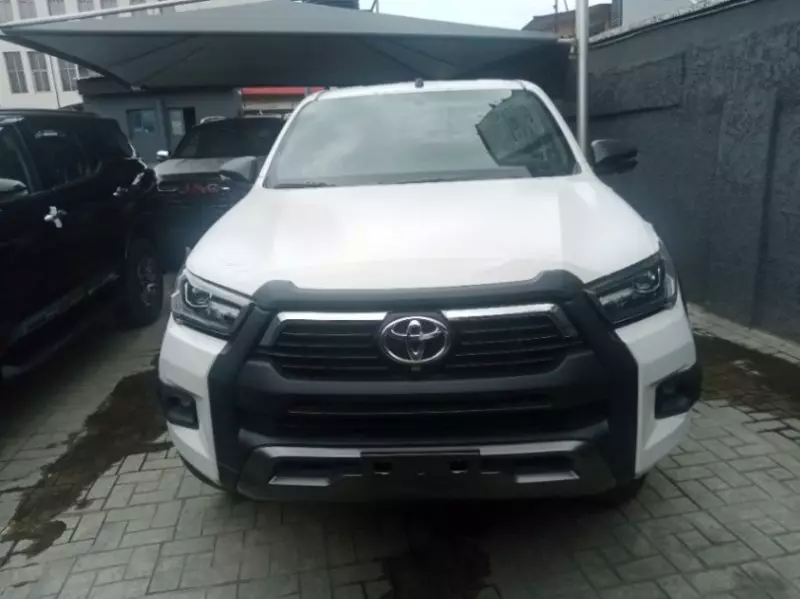 Toyota Hilux   - 2025