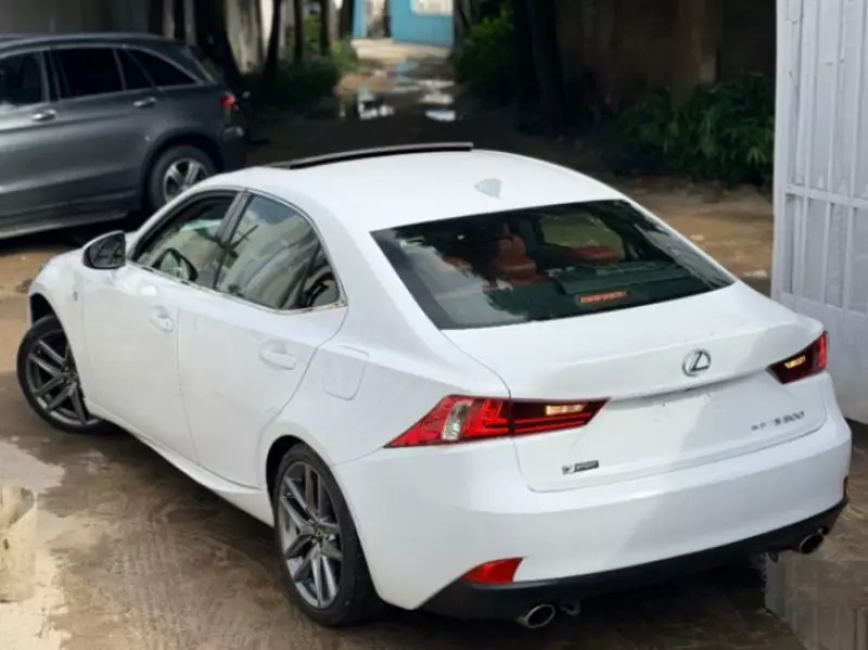 Lexus IS   - 2016