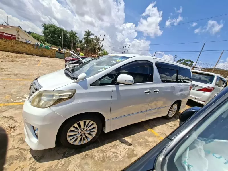 Toyota Alphard   - 2011