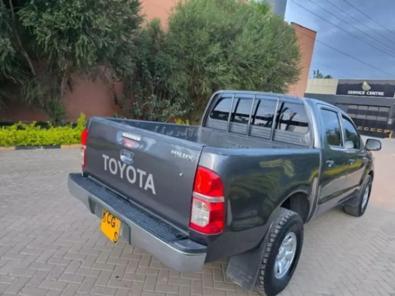 Toyota Hilux   - 2015